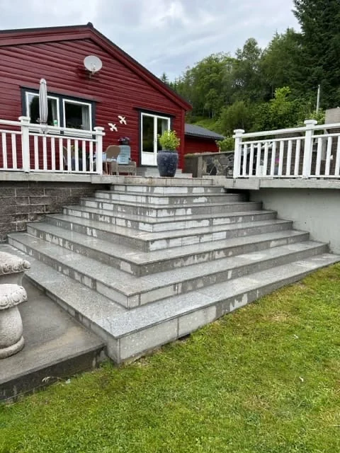 Ferdig utetrapp i betong og granitt
