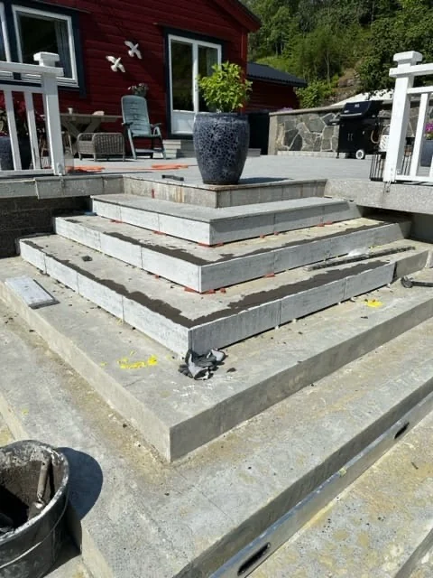Utetrapp under arbeid med montering av trinn