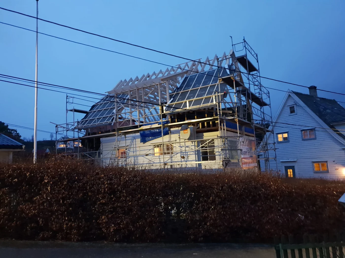 Takkonstruksjon reist på nybygg i skumringen