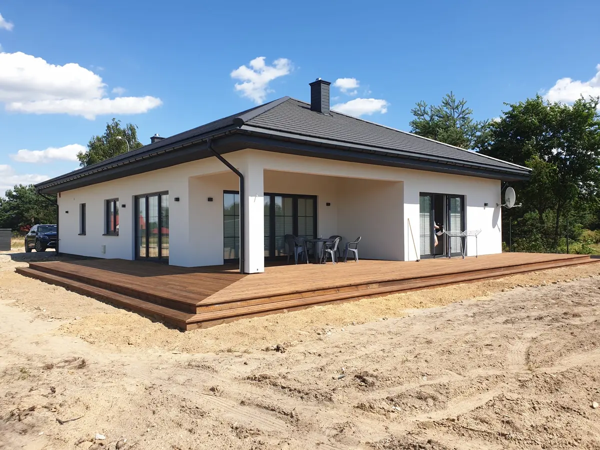 Enebolig med valmtak og terrasse rundt hjørnet