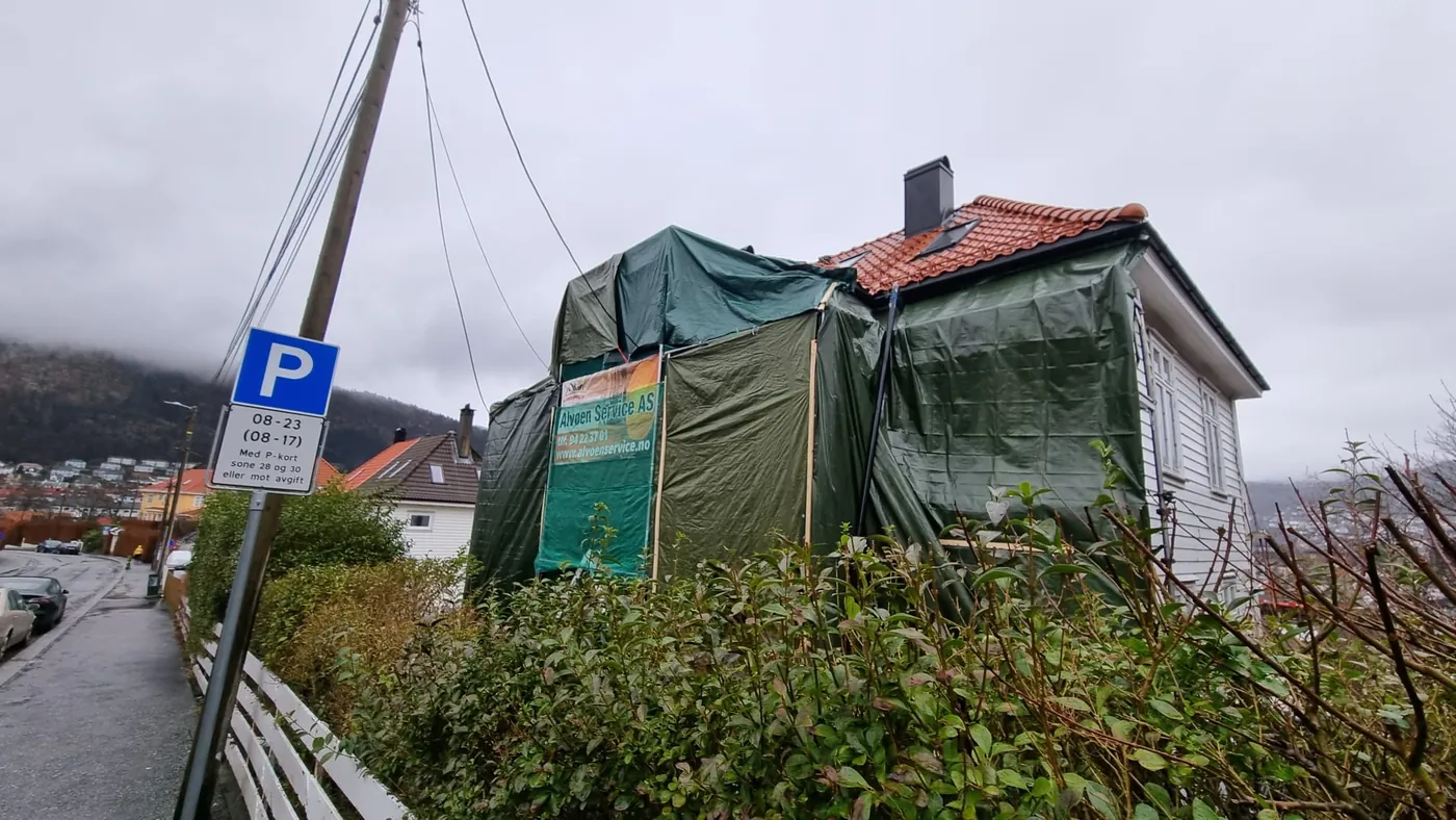 Hus tildekket mens arbeidet pågår