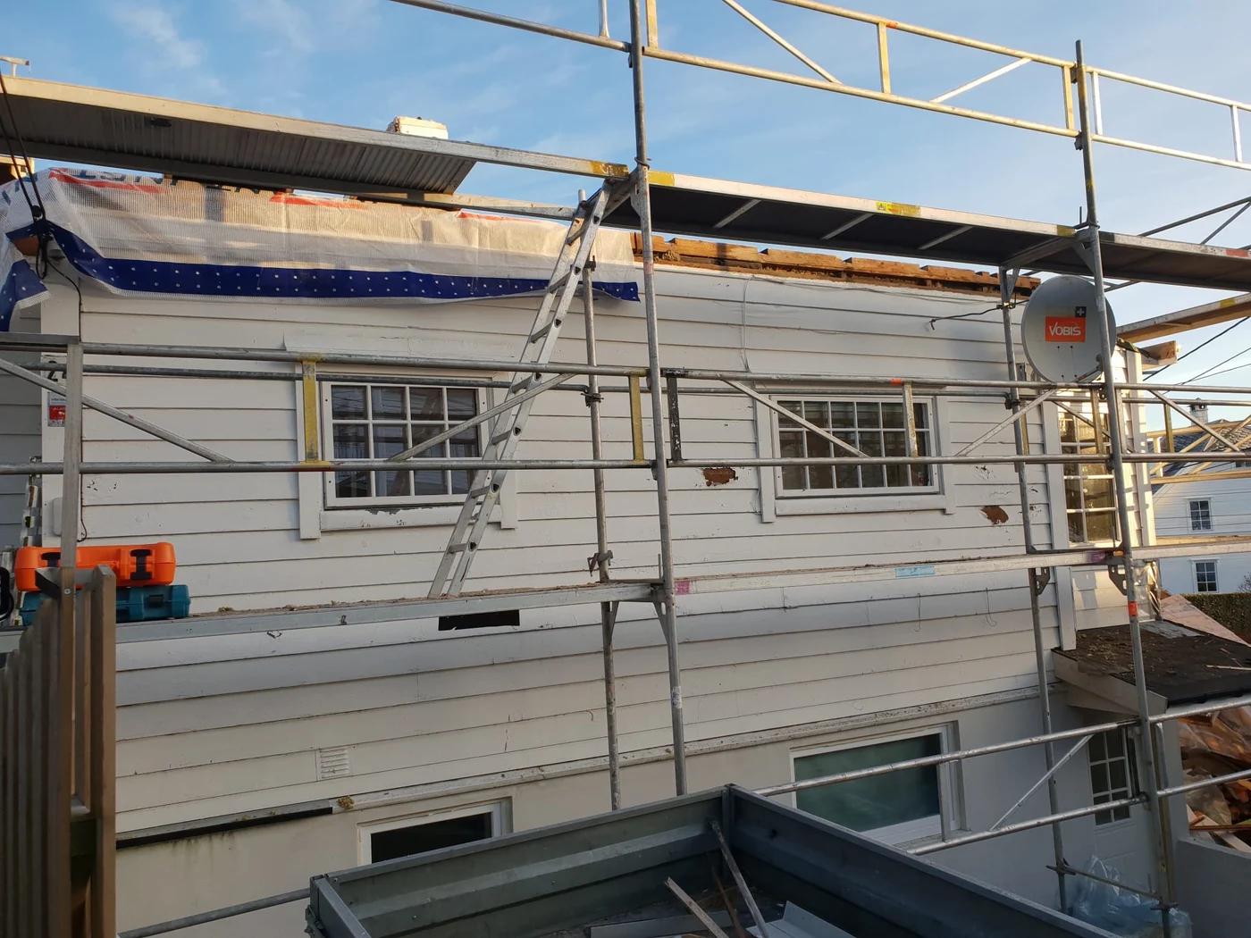 Stillas langs fasade under rehabilitering