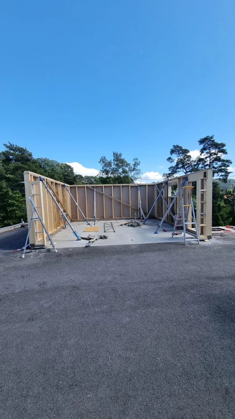 Reisverk til garasje reist på plassen