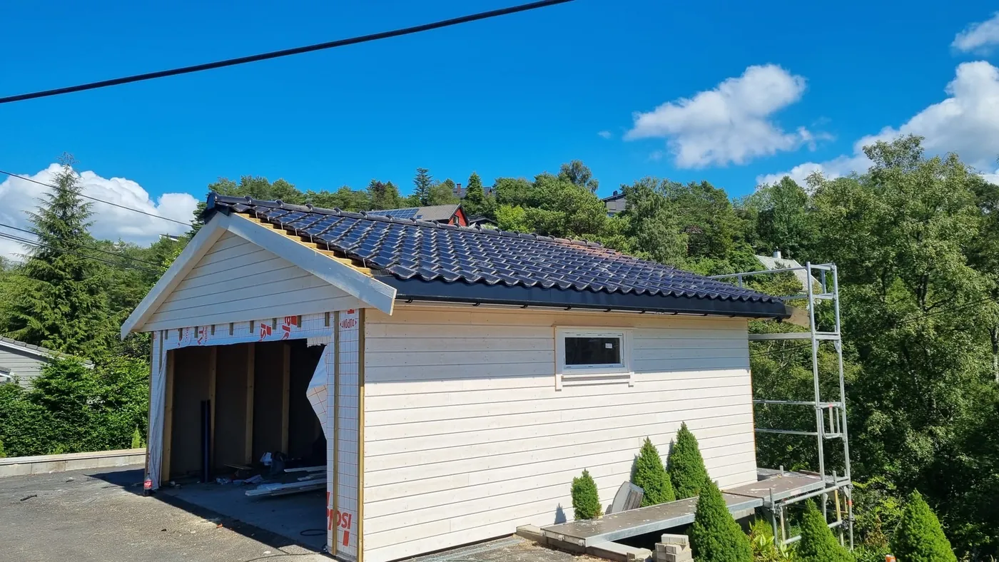 Garasje med nytt tak i takstein