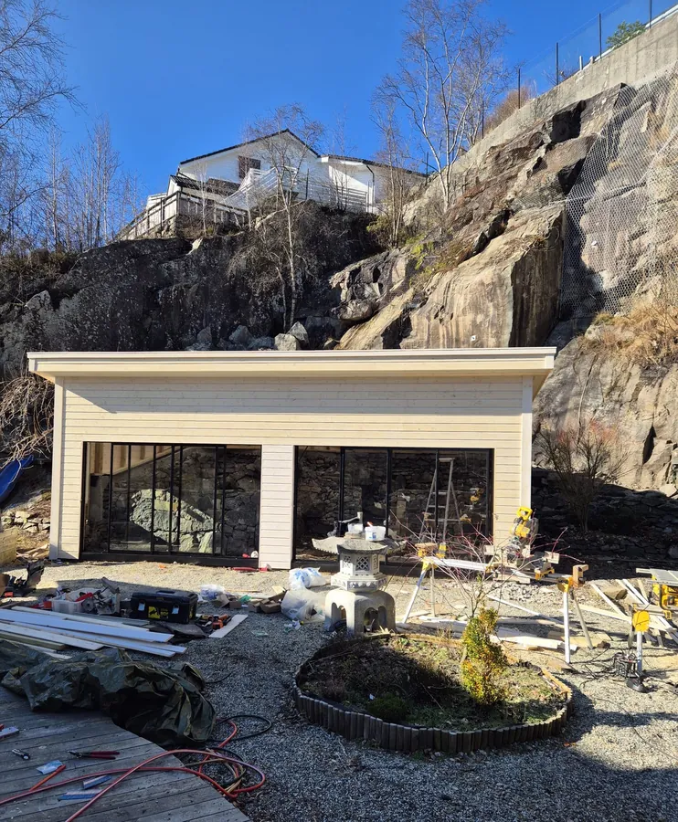 Tilbygget nesten ferdig med glassfeltene på plass