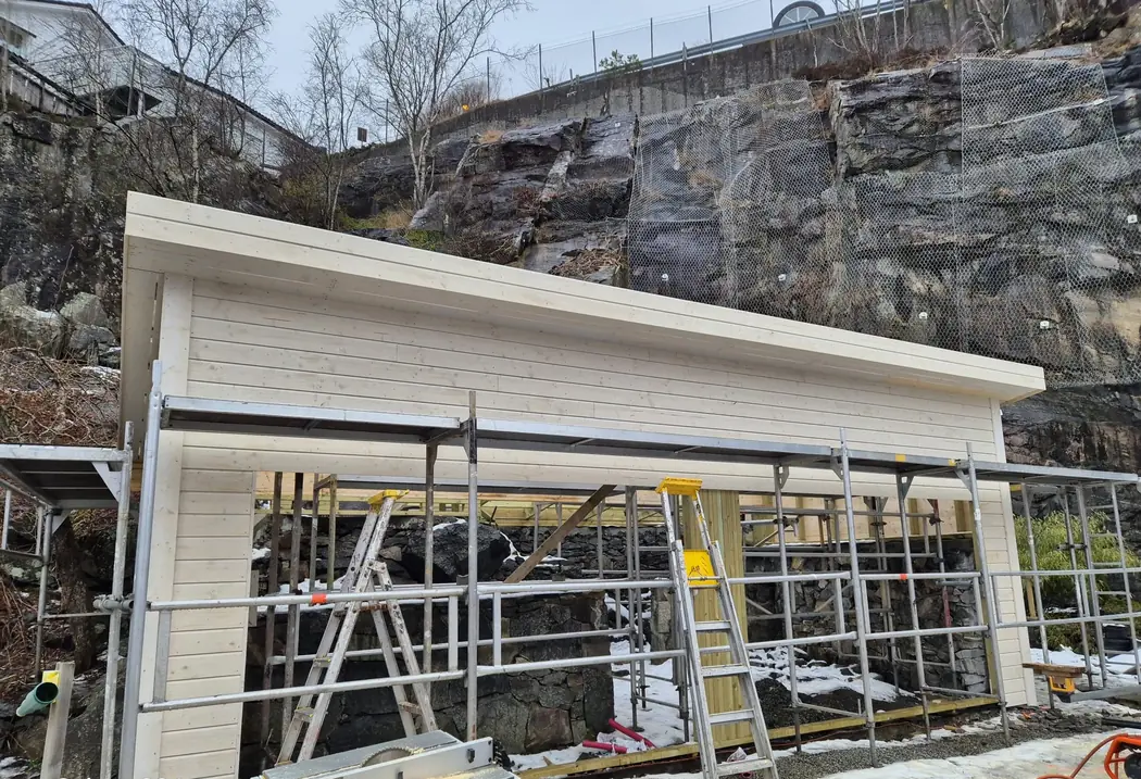 Kledning montert på tilbygget