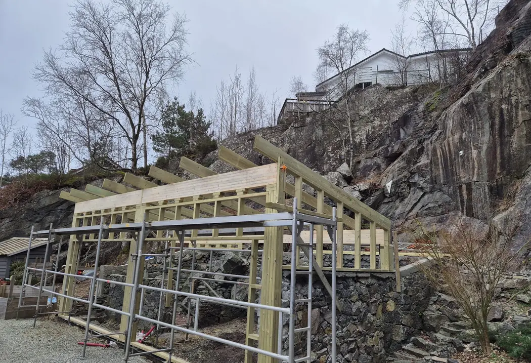 Reisverk til tilbygg satt opp mot fjellvegg