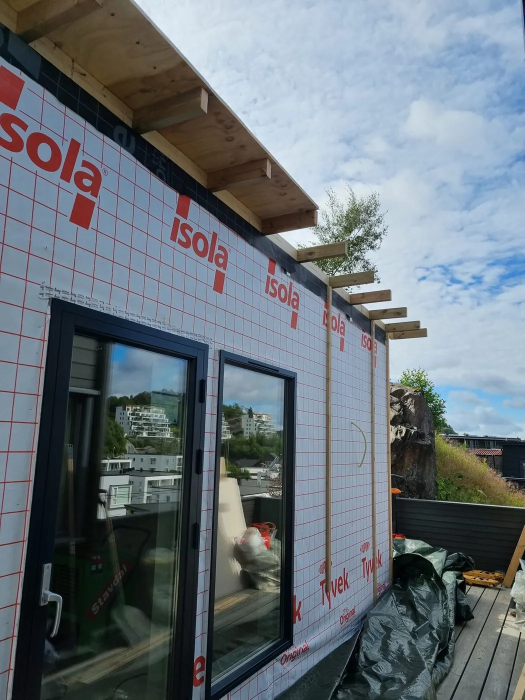 Vindsperre og vinduer montert på uterom
