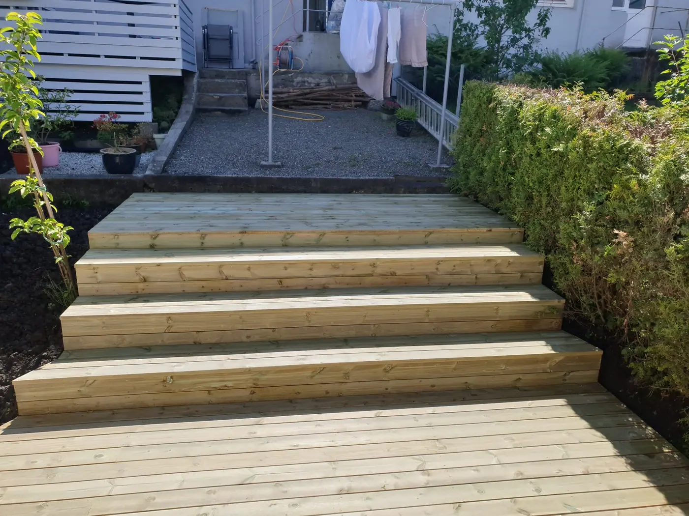 Ferdig terrasse med trapp i impregnert tre