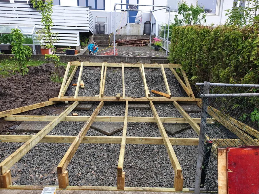 Bjelkelag til terrasse lagt på pukk og fundamenter