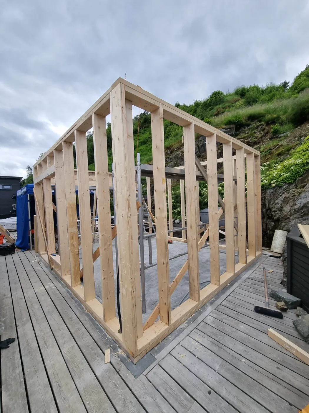 Reisverk til bod satt opp på terrasse